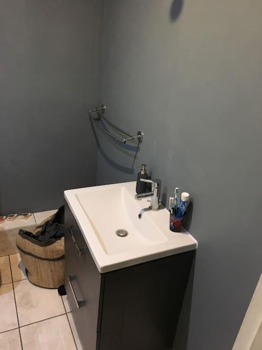 Apartment Aaron Hill