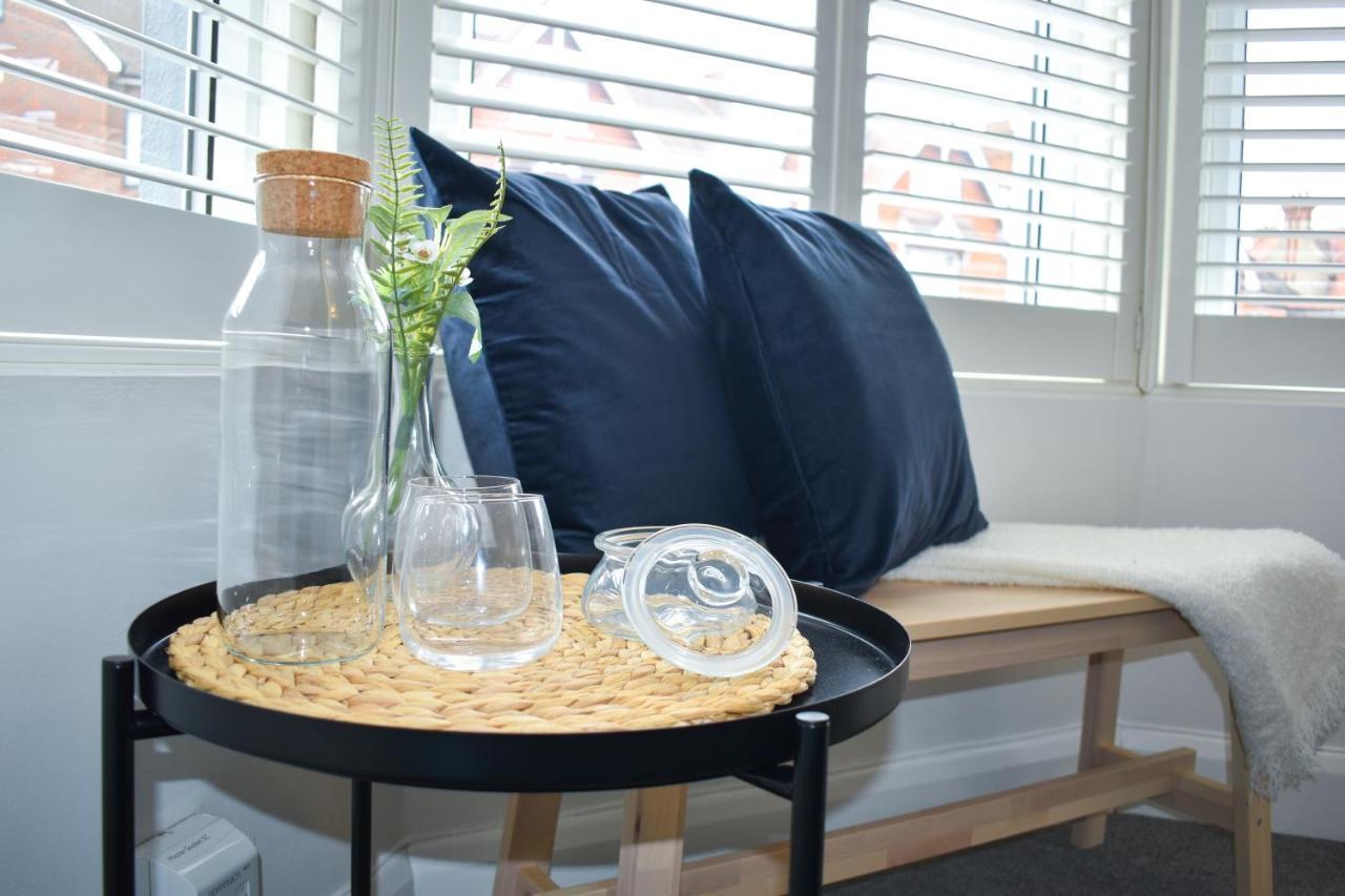 Stylish 3 Bed Flat With Garden *