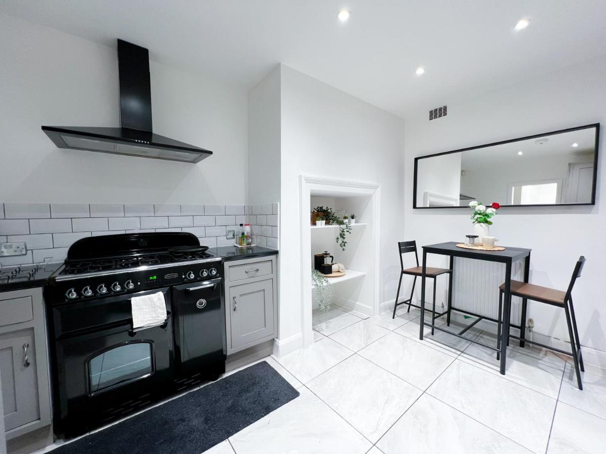 Stylish 3 Bed Flat With Garden Apartment *