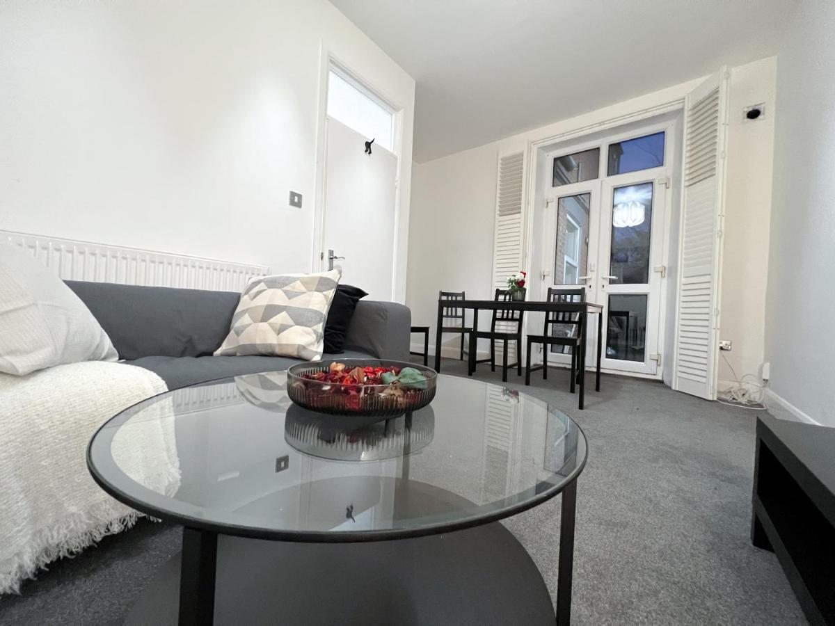 Apartment Stylish 3 Bed Flat With Garden *