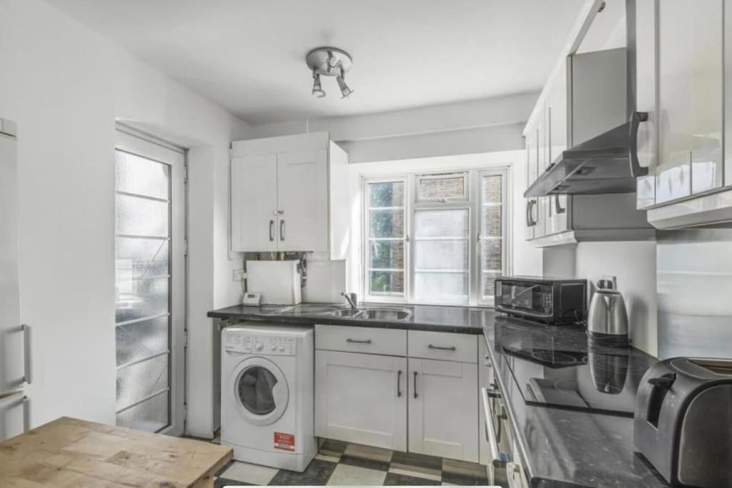 Stunning Flat With Roof Terrace In Streatham London