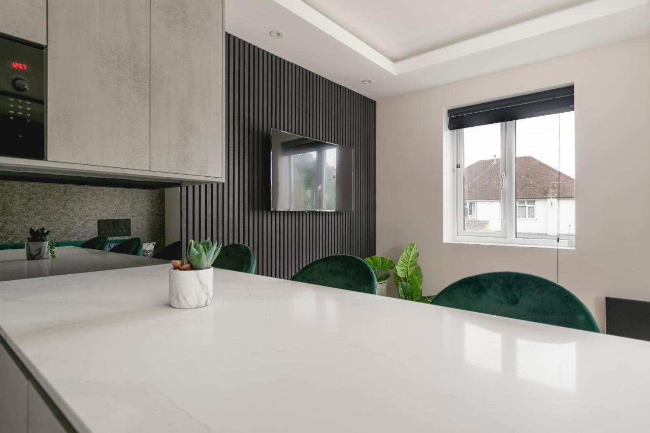 Apartment Skyvillion - Cozy Large 4 & 1 Bed In Enfield, Mins To Tube Station, Free Wi-fi London