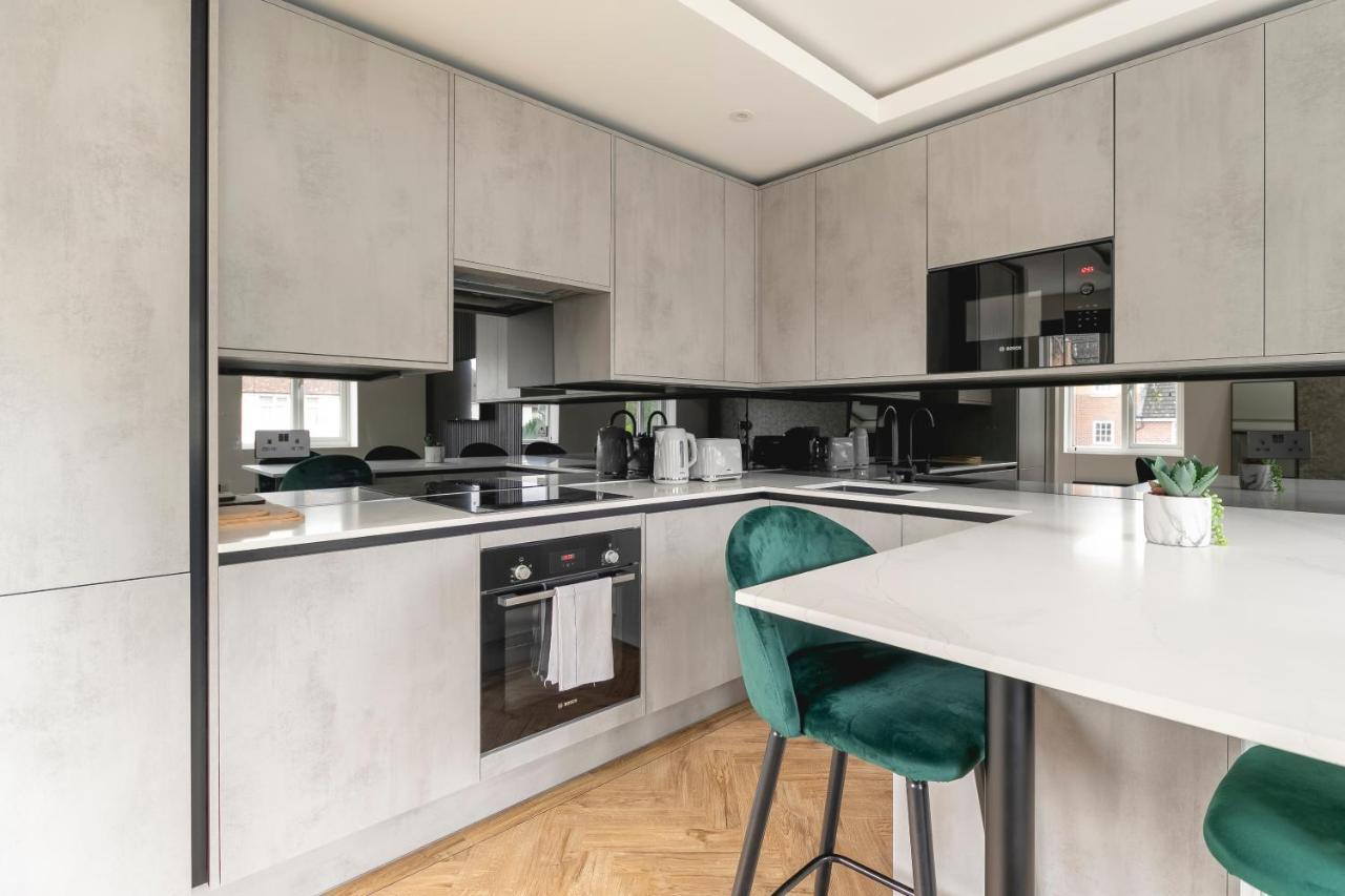 Skyvillion - Cozy Large 4 & 1 Bed In Enfield, Mins To Tube Station, Free Wi-fi * London