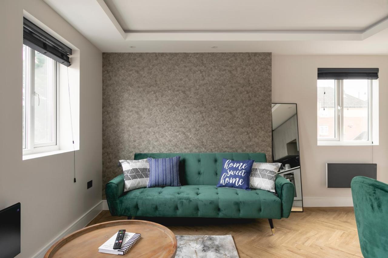 Skyvillion - Cozy Large 4 & 1 Bed In Enfield, Mins To Tube Station, Free Wi-fi London