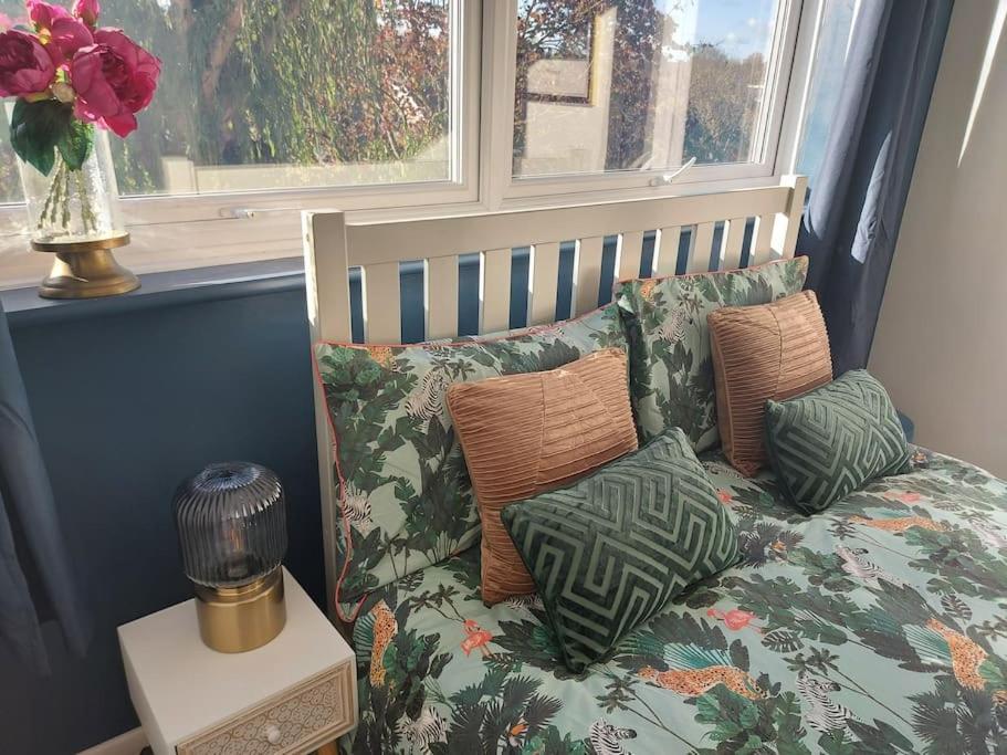 2 Bed Flat, Bounds Green, Piccadilly Line, N11 *