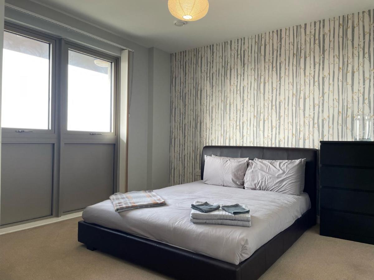 Spacious Flat In Manor House, London