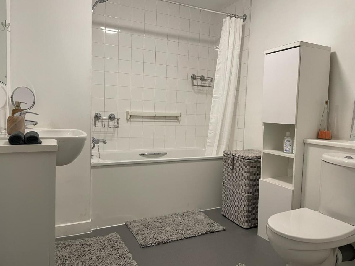 Spacious Flat In Manor House, Apartment *