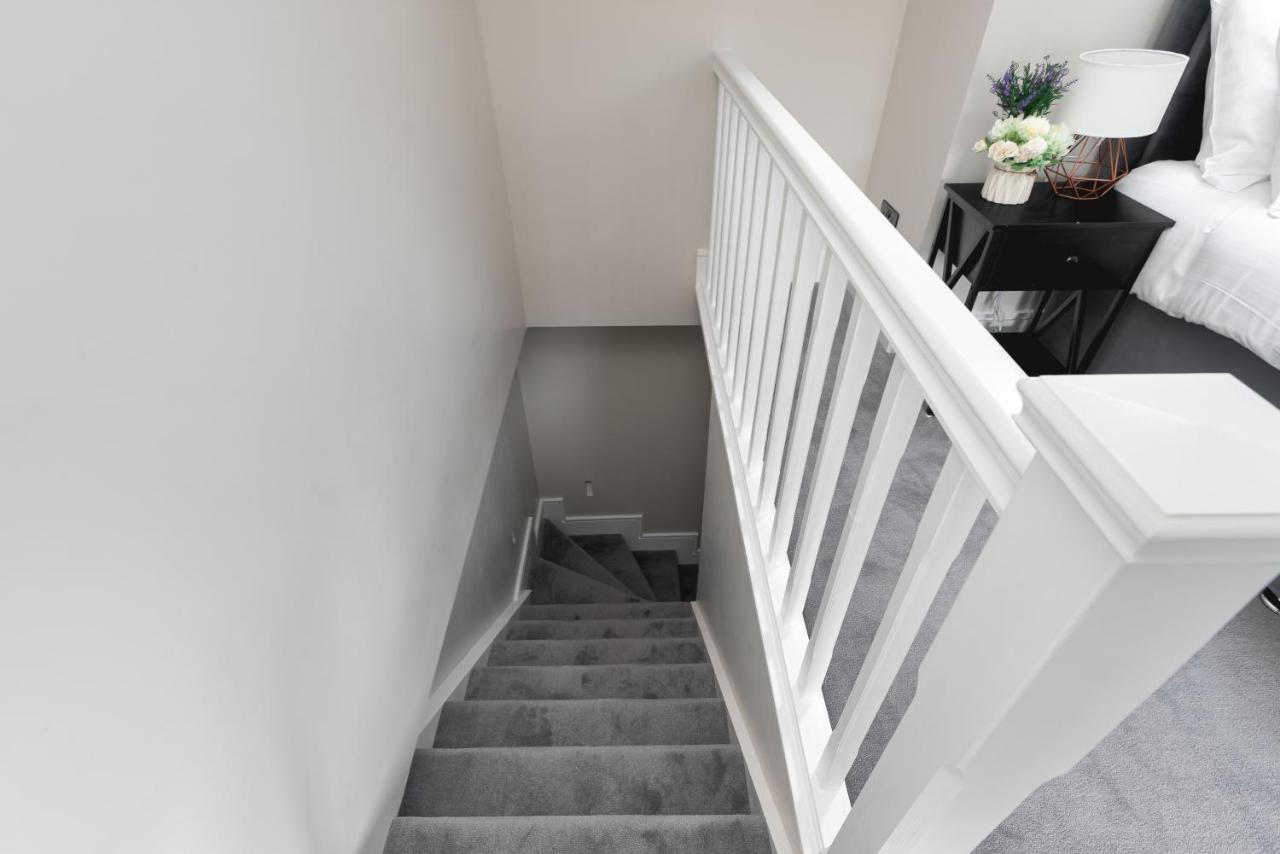 Skyvillion - Cozy Large 4 & 1 Bed In Enfield, Mins To Tube Station, Free Wi-fi Apartment