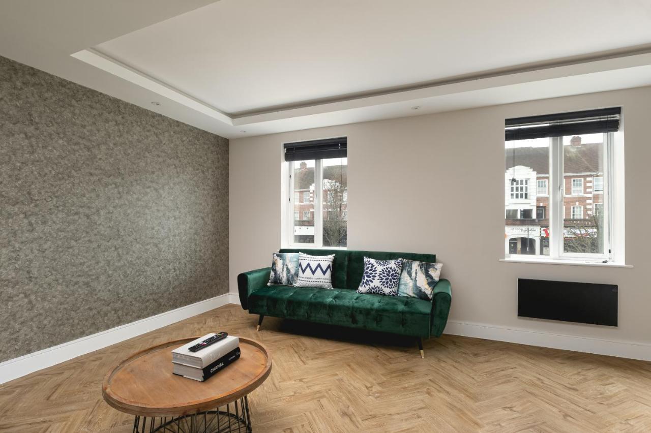 Skyvillion - Cozy Large 4 & 1 Bed In Enfield, Mins To Tube Station, Free Wi-fi Apartment *