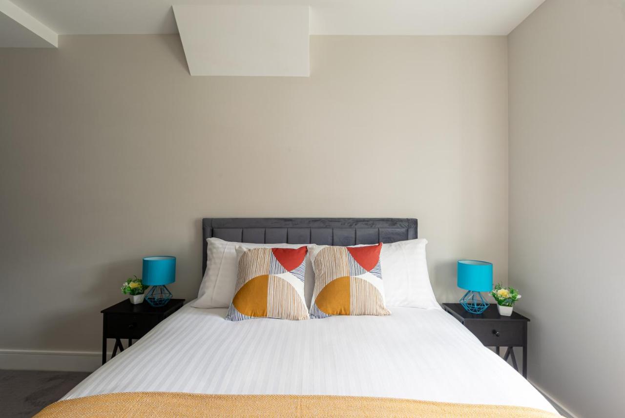 Skyvillion - Cozy Large 4 & 1 Bed In Enfield, Mins To Tube Station, Free Wi-fi Apartment *