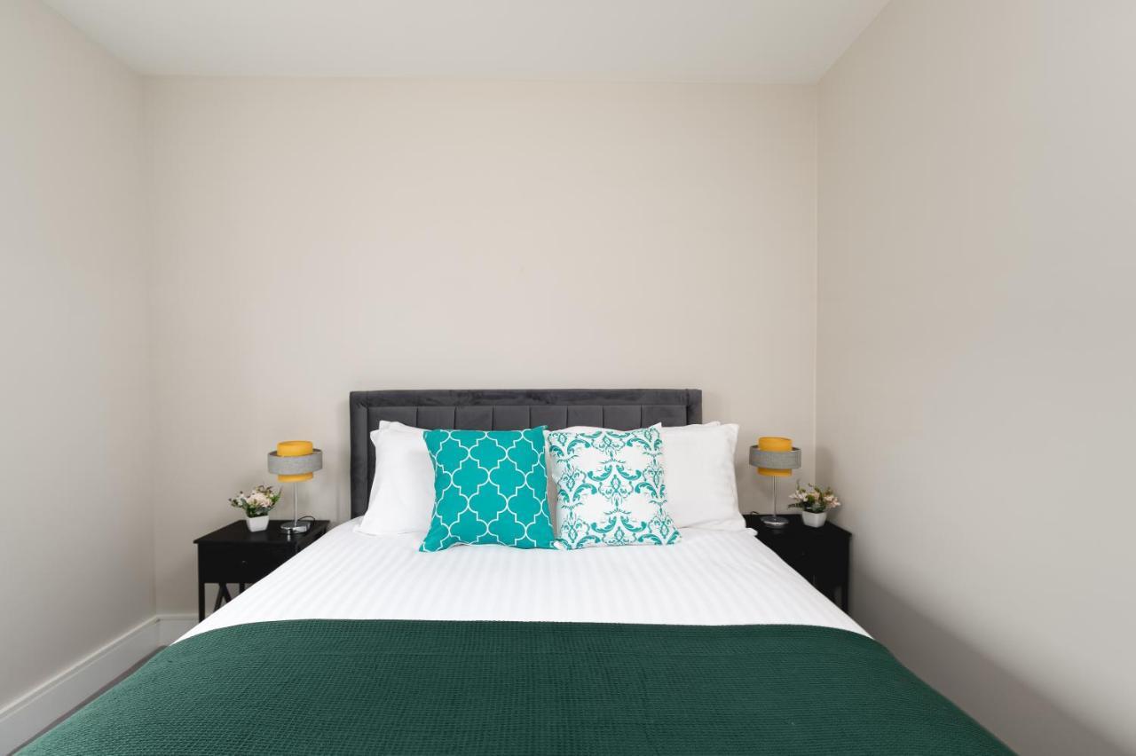 Skyvillion - Cozy Large 4 & 1 Bed In Enfield, Mins To Tube Station, Free Wi-fi Apartment London