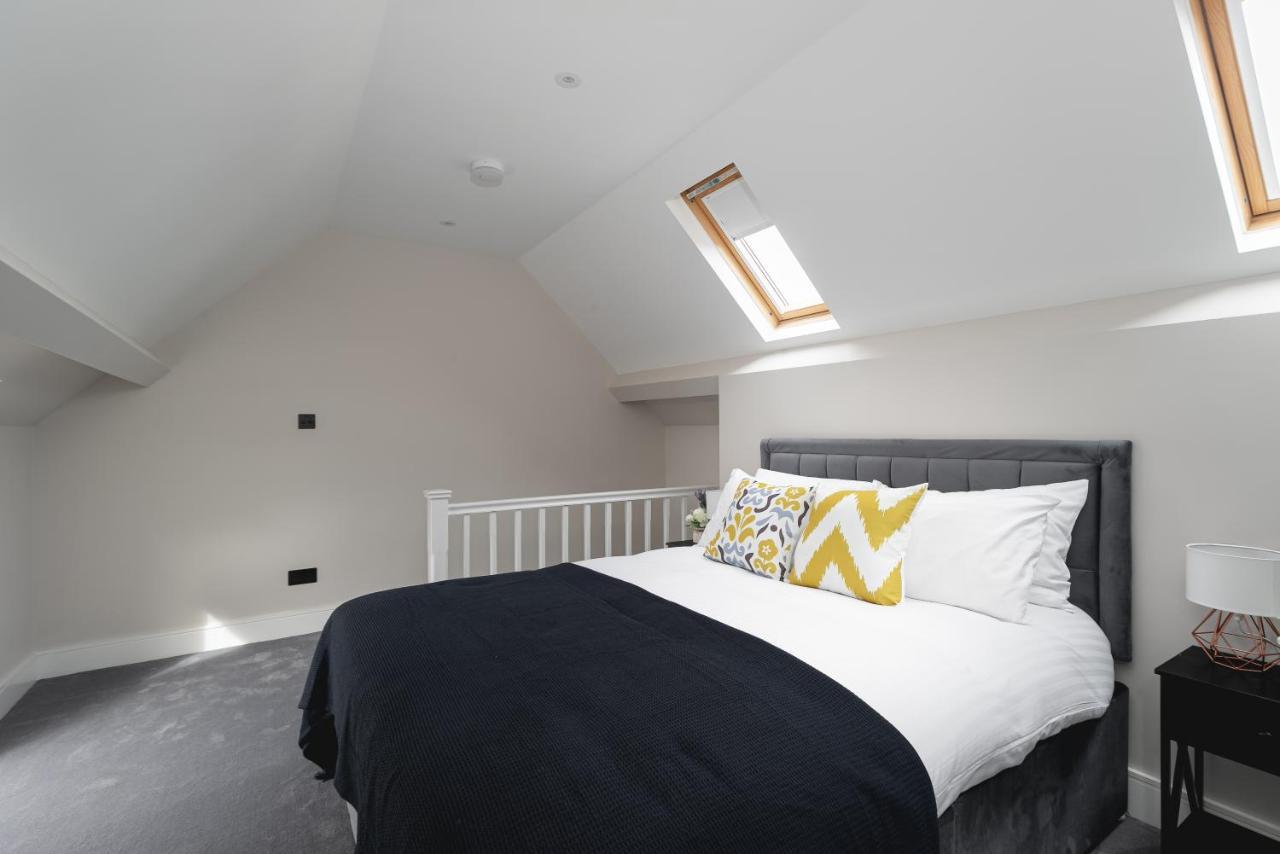 Skyvillion - Cozy Large 4 & 1 Bed In Enfield, Mins To Tube Station, Free Wi-fi Apartment *