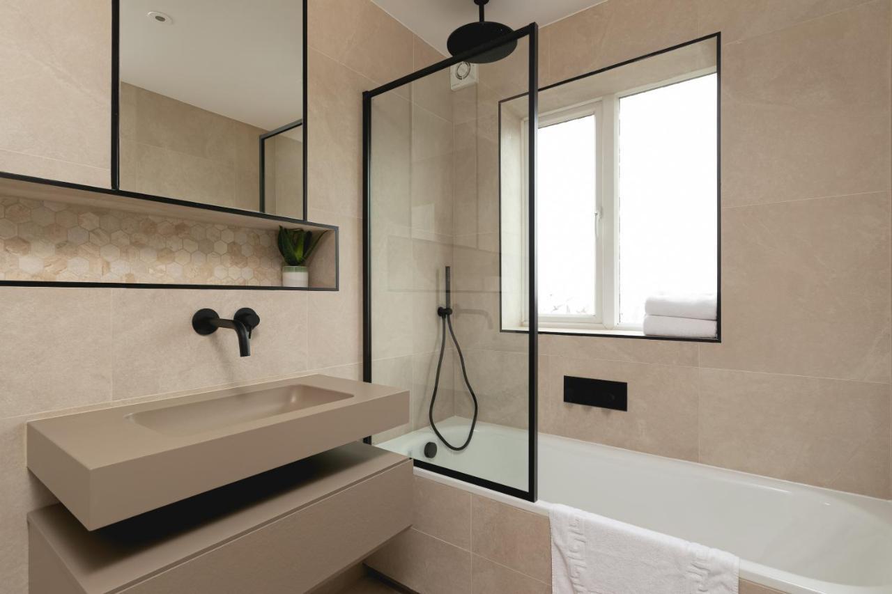 Skyvillion - Cozy Large 4 & 1 Bed In Enfield, Mins To Tube Station, Free Wi-fi Apartment *