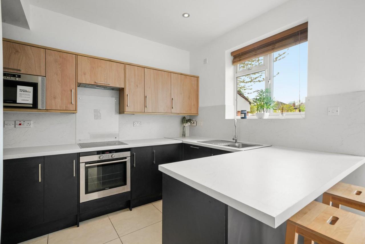 Apartment Hanger Lane Hububb *