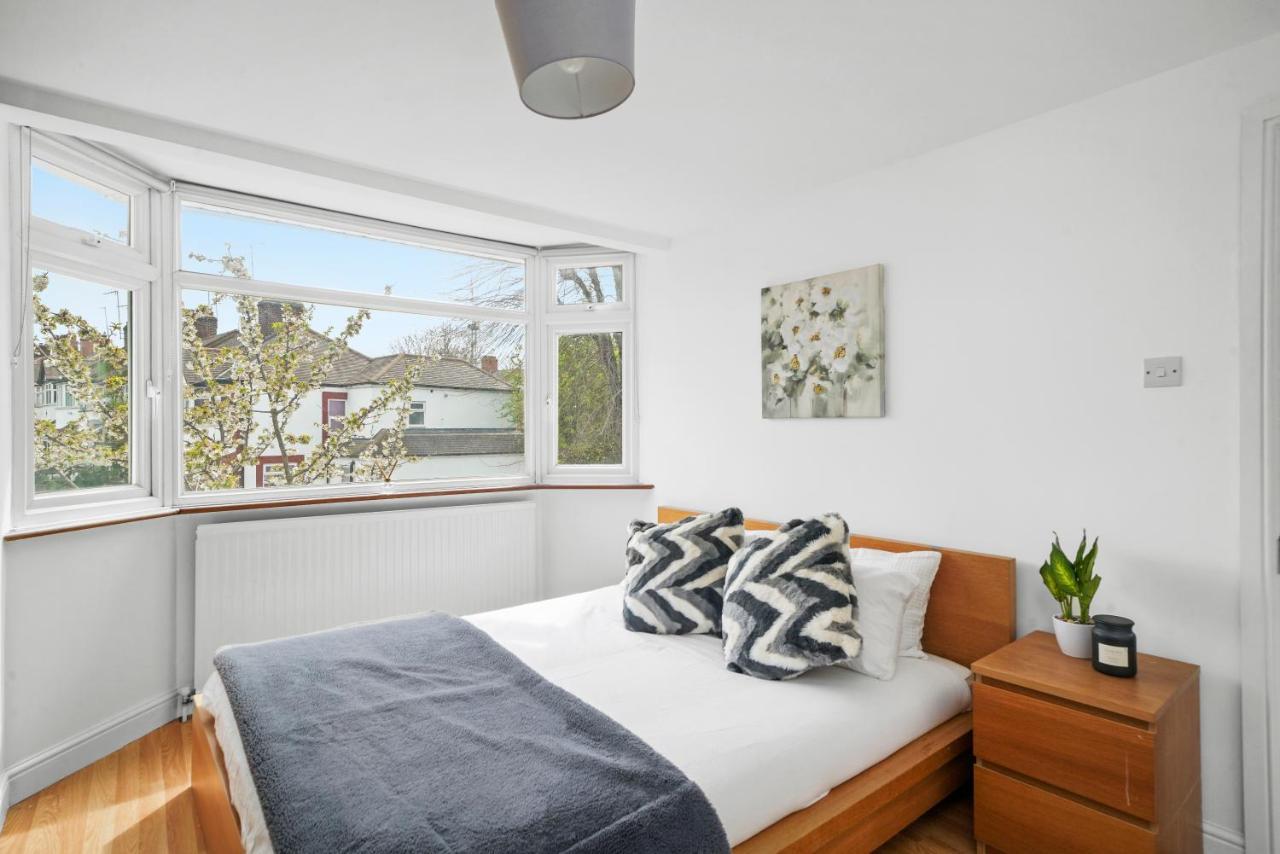 Hanger Lane Hububb Apartment