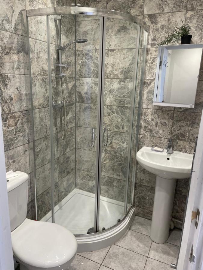Homestay Self-Contained Flat On The 2Nd Floor You Will Share With One Other Guest, In A Family House 2 Minutes Walk From Tufnell Park Station 2Nd Floor With Stairs