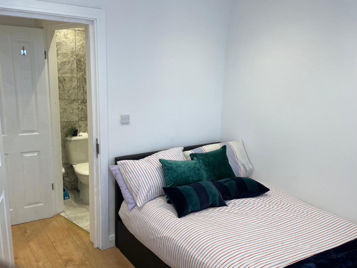 Homestay Self-Contained Flat On The 2Nd Floor You Will Share With One Other Guest, In A Family House 2 Minutes Walk From Tufnell Park Station 2Nd Floor With Stairs
