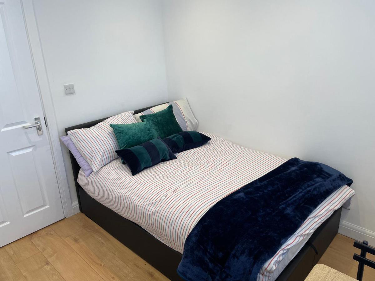 Homestay Self-Contained Flat On The 2Nd Floor You Will Share With One Other Guest, In A Family House 2 Minutes Walk From Tufnell Park Station 2Nd Floor With Stairs