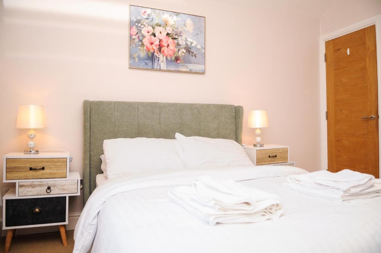 Luxury 5 Star - Parking, Garden, Nr Greater Metro Stations London