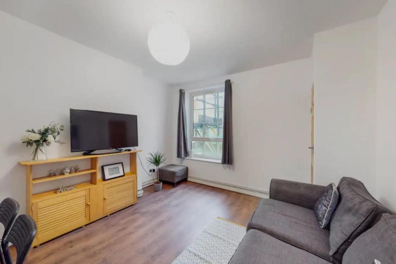 Central & Cosy 2bd Flat Near Canary Wharf London