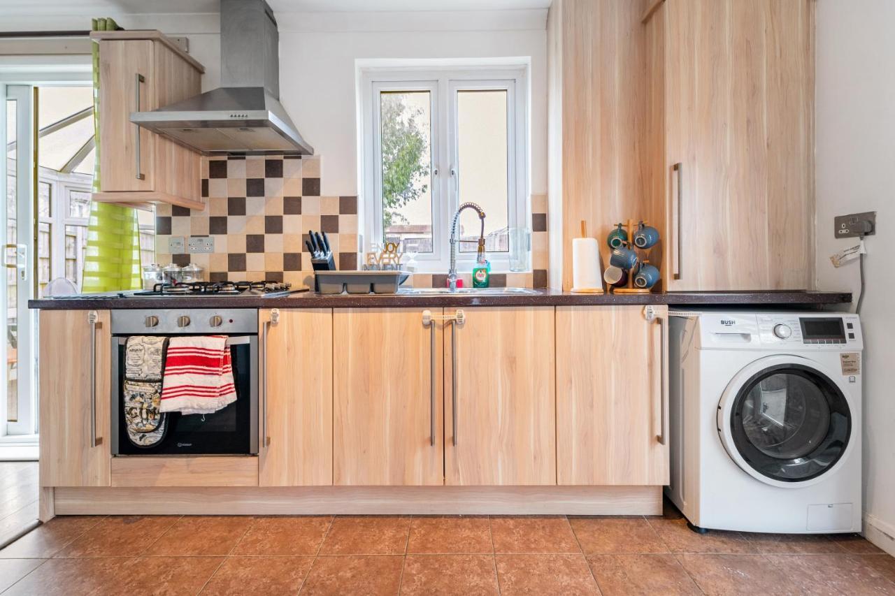 Dwellers Delight Living: Chigwell Family With Free Wi-fi & Parking Holiday home