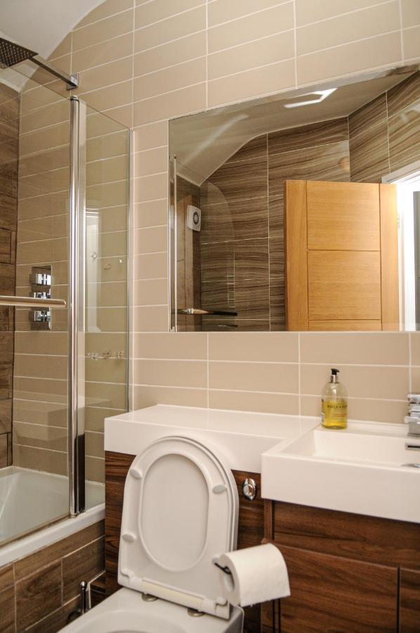 Luxury 5 Star - Parking, Garden, Nr Greater Metro Stations Apartment *