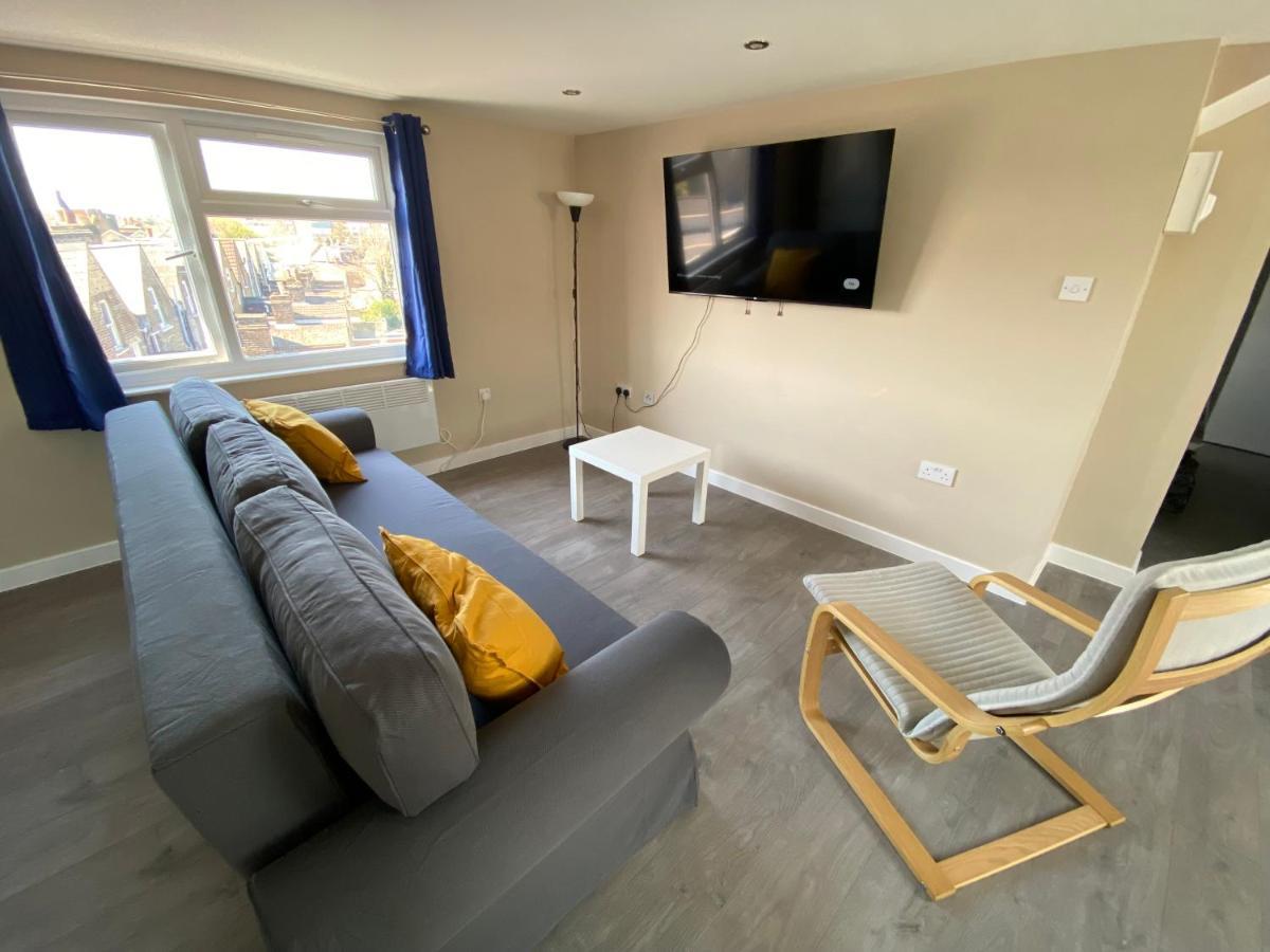 Stunning 1 Bedroom Flat In Wood * London