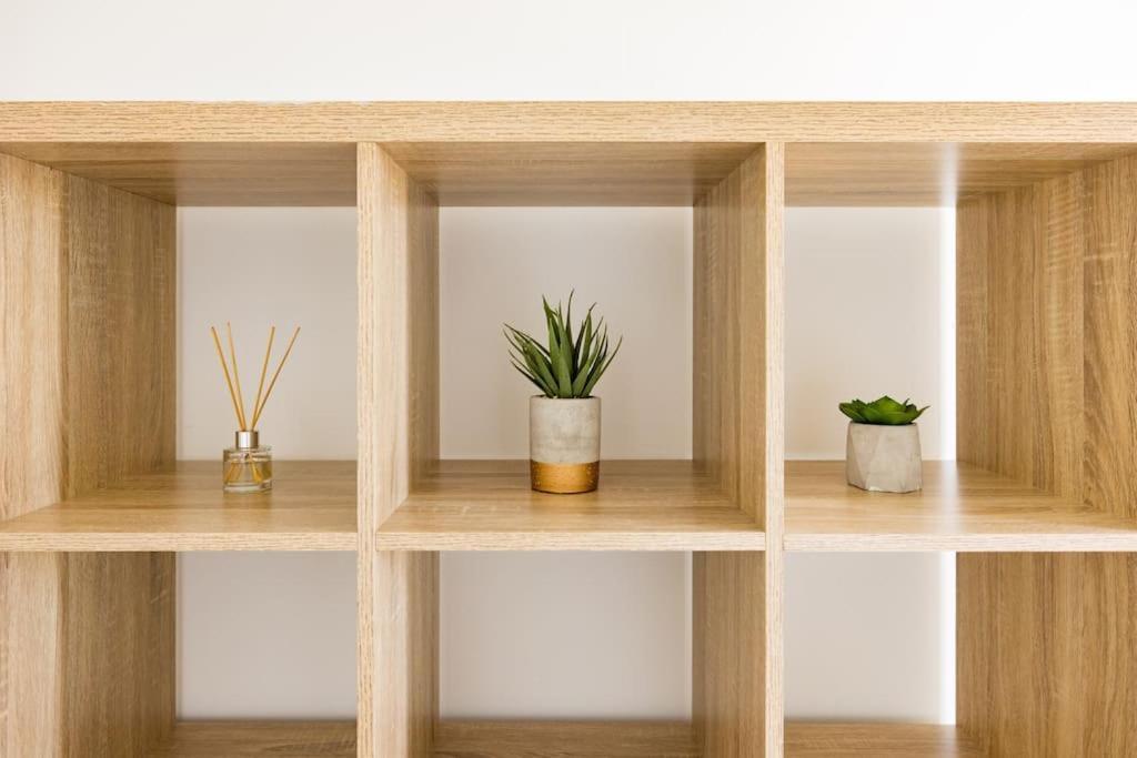 Wild Roses Serviced - Upton Park Apartment London
