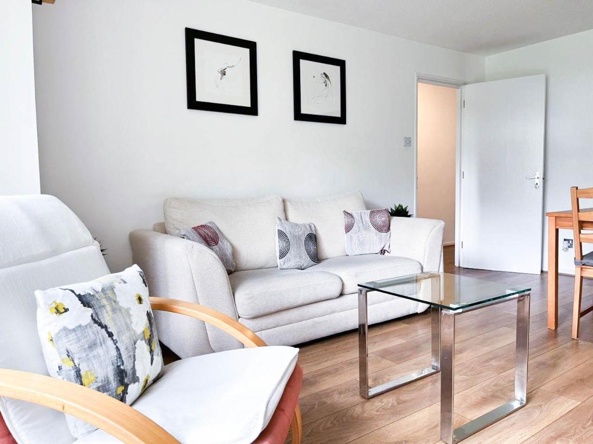 Apartment Comfort: 2-bedroom Flat With Parking And Transport Links *