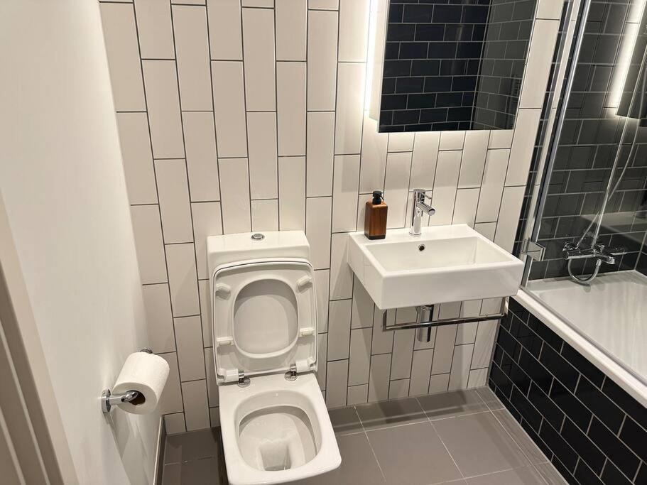 Spacious Modern 1 Bed Apartment. *