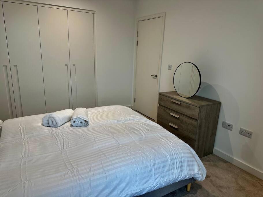 Spacious Modern 1 Bed Apartment. *