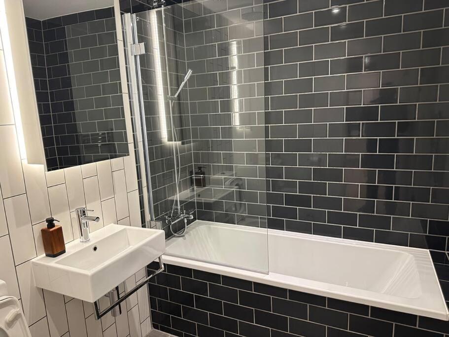 Apartamento Spacious Modern 1 Bed Apartment. *
