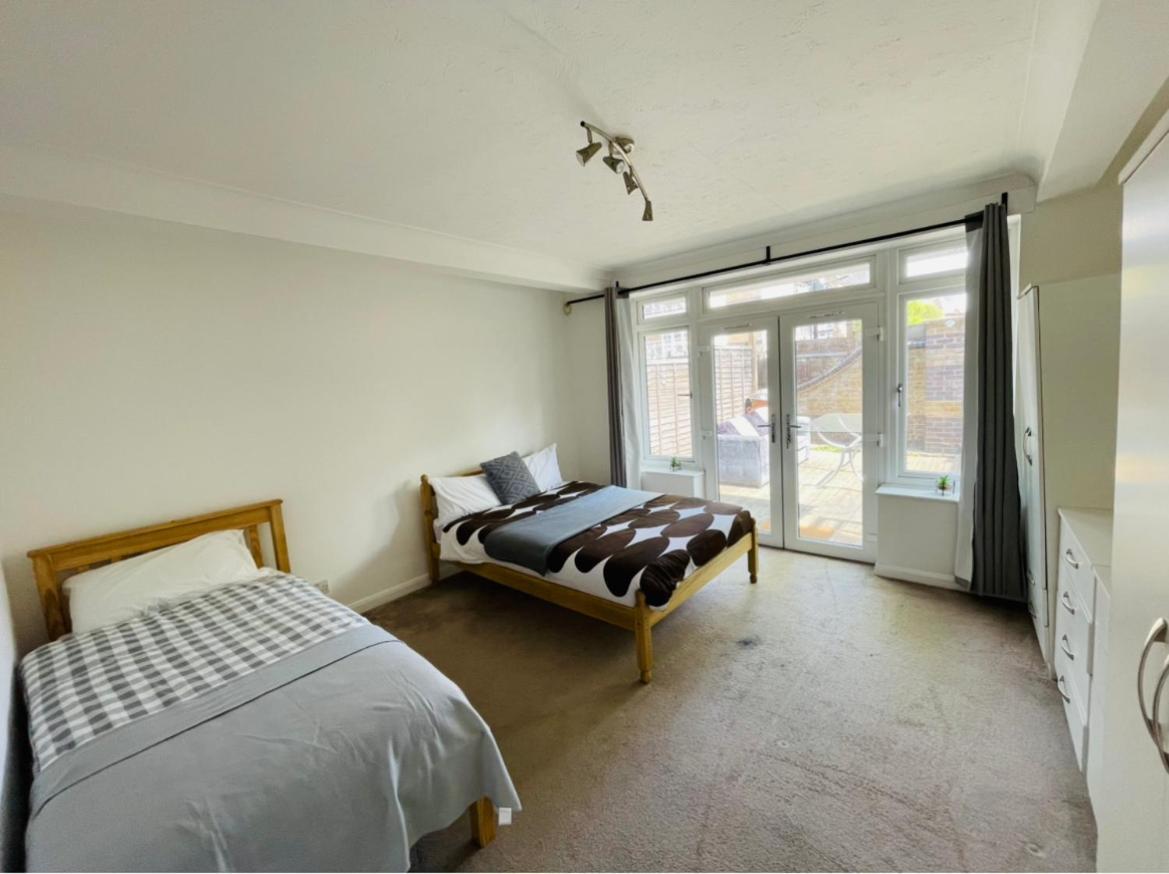 Hospedagem domiciliar Up To 3 People, In A Share House With Private Garden Access *