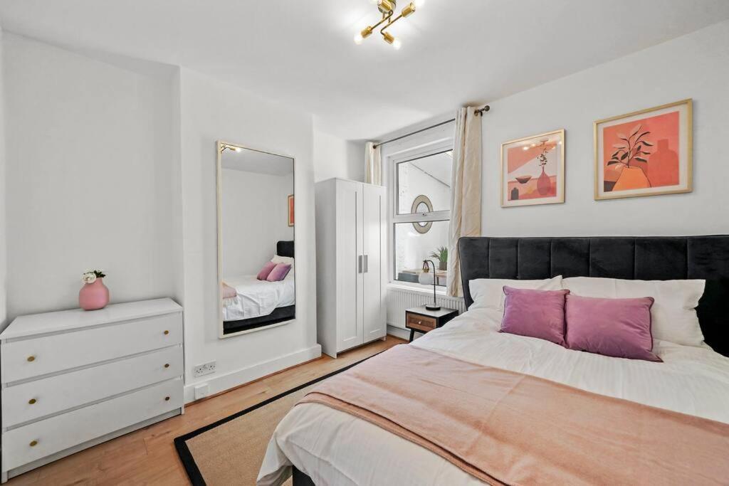 Bright 2 Bed Perfect Hub Apartment *