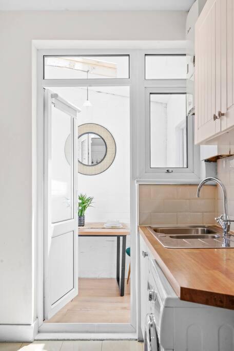 Bright 2 Bed Perfect Hub Apartment