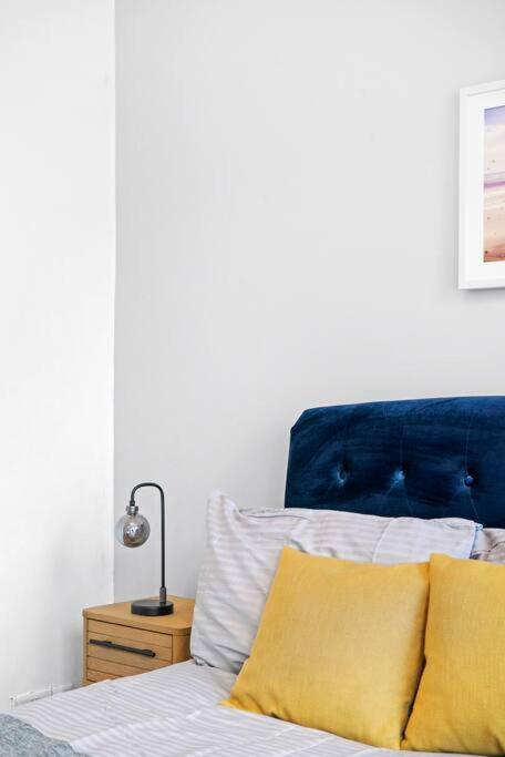Bright 2 Bed Perfect Hub Apartment London