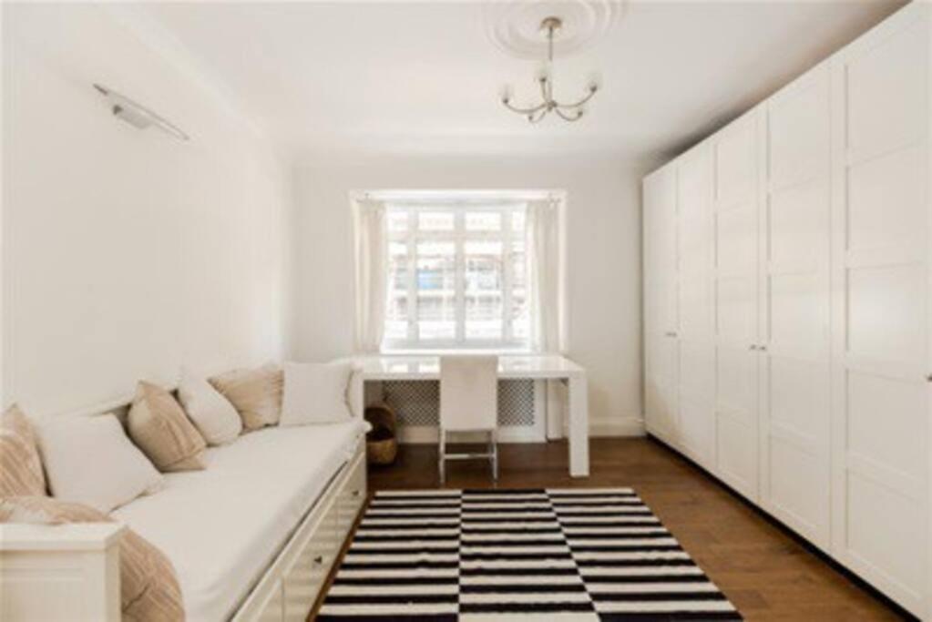 Apartment Huge Hyde Park Of Ca. 300 Sqm *