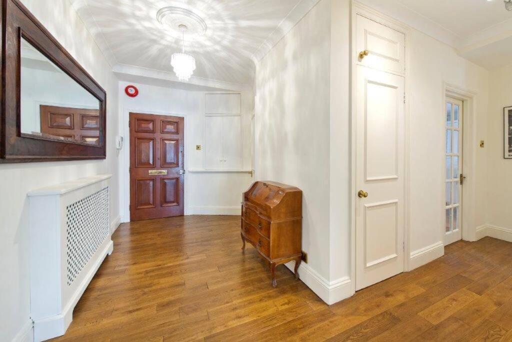 Huge Hyde Park Of Ca. 300 Sqm London