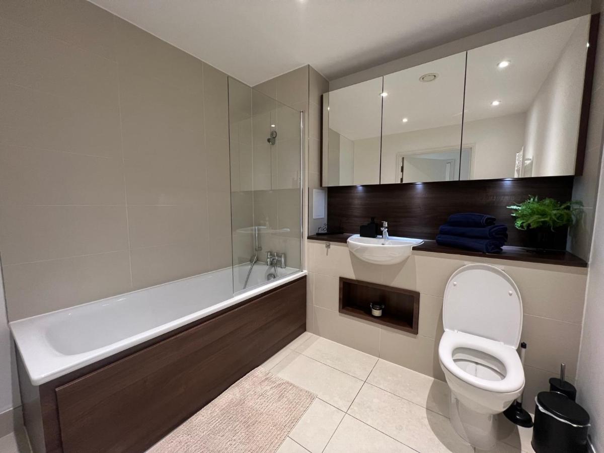 Modern 2br 2ba Wparking Sleeps 6 Comfortably Apartment