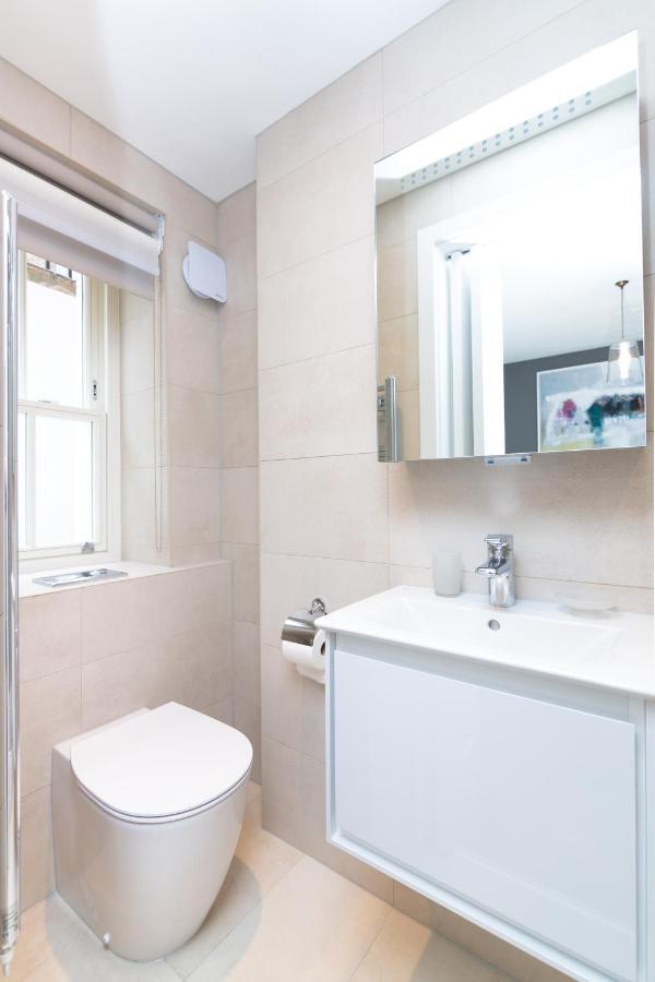 Whitfield Street Apartment *