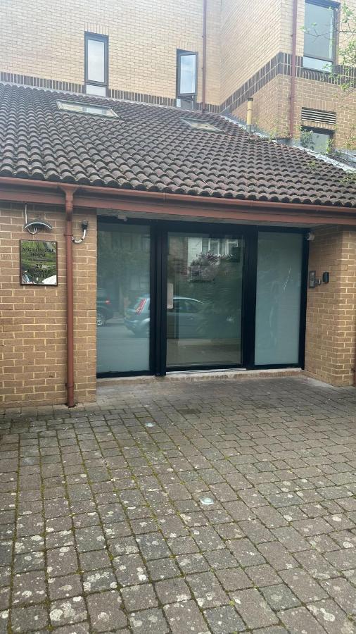 Splendid 1 Bed Flat In Stockwell, Sleeps 4 London