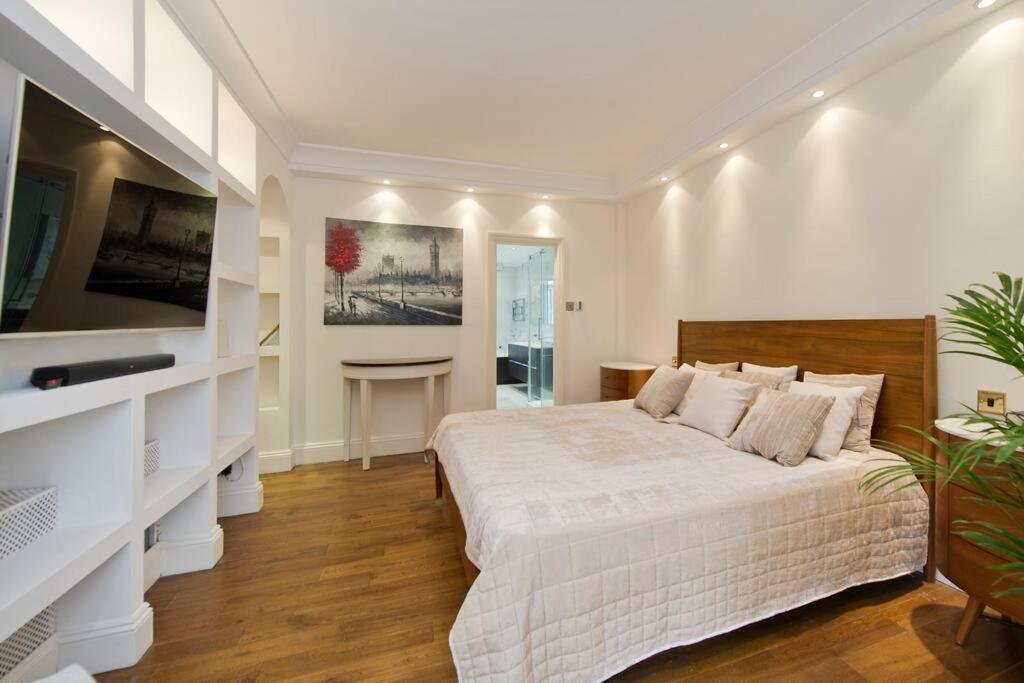 Huge Hyde Park Of Ca. 300 Sqm *