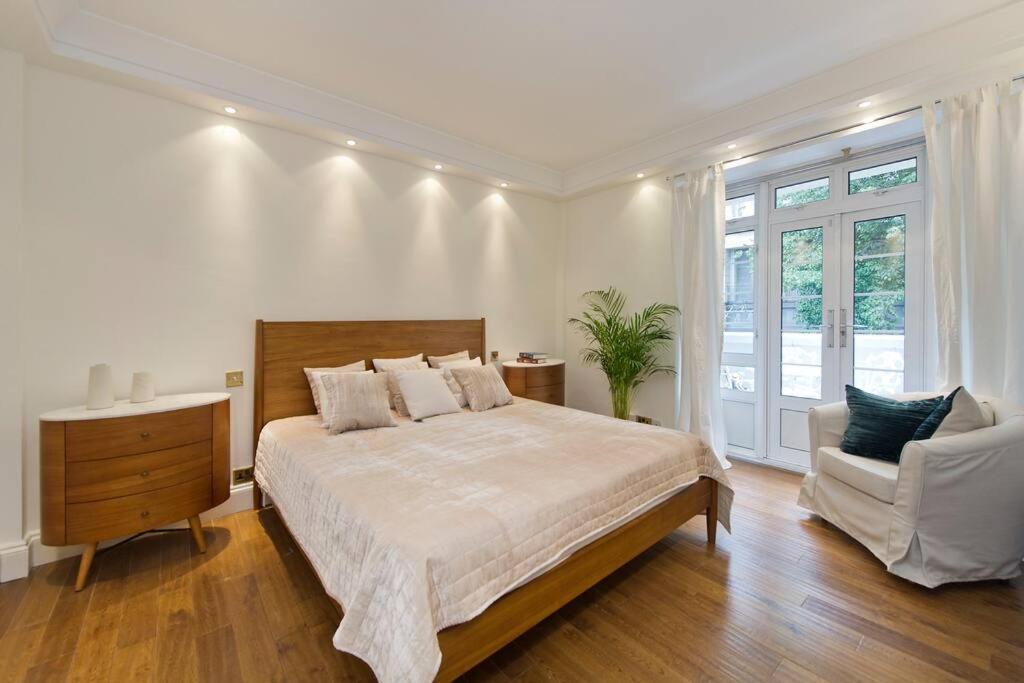 Huge Hyde Park Of Ca. 300 Sqm London