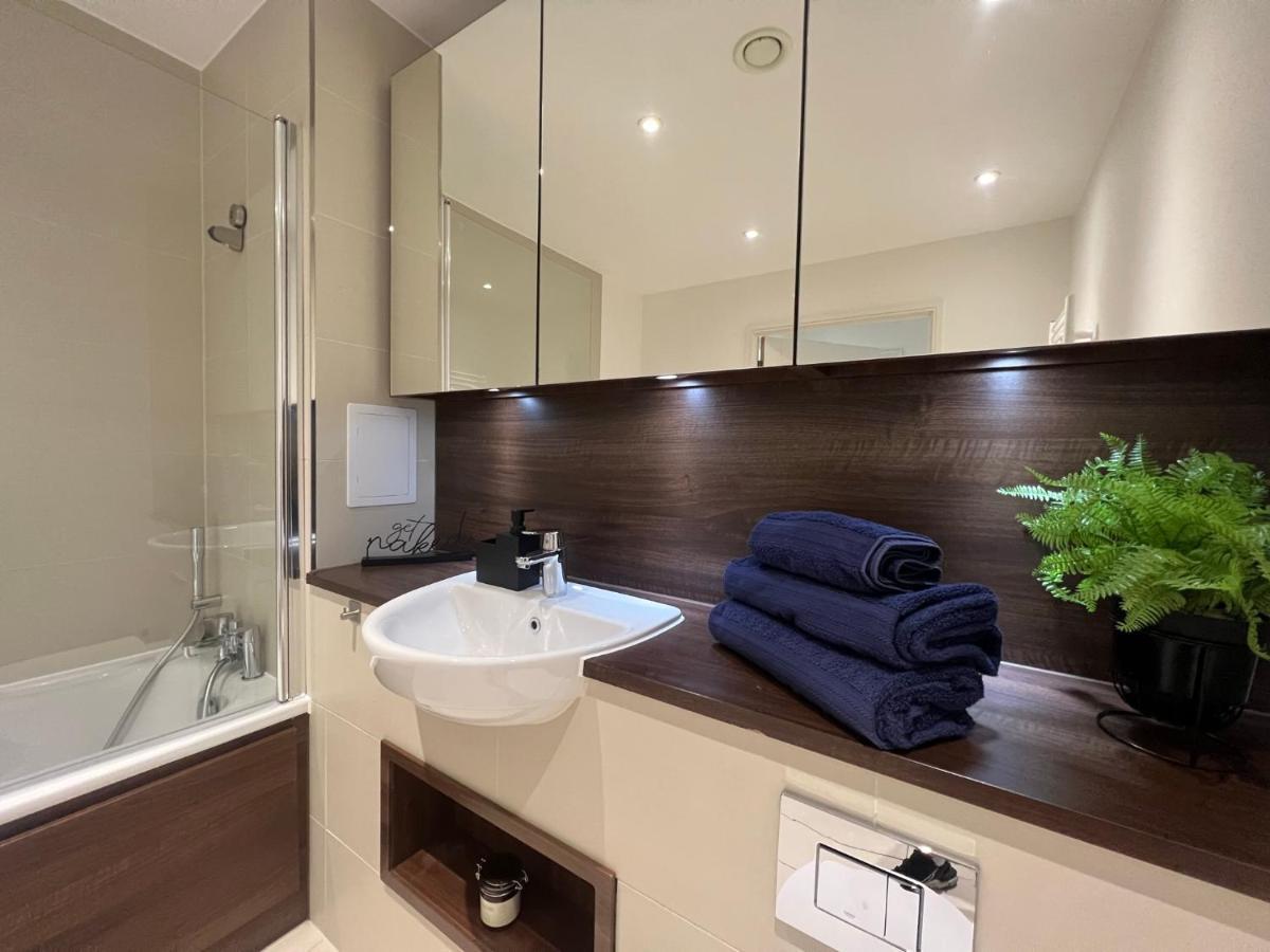 Apartment Modern 2br 2ba Wparking Sleeps 6 Comfortably *