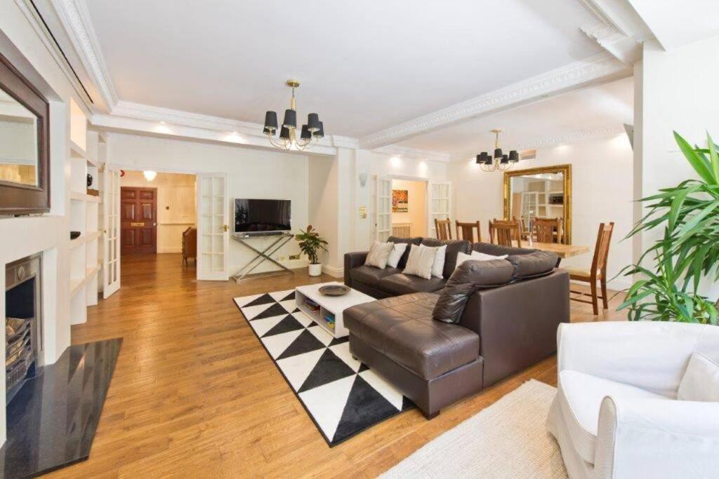 Huge Hyde Park Of Ca. 300 Sqm *