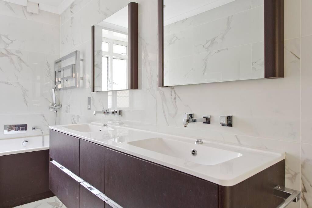 Huge Hyde Park Of Ca. 300 Sqm London