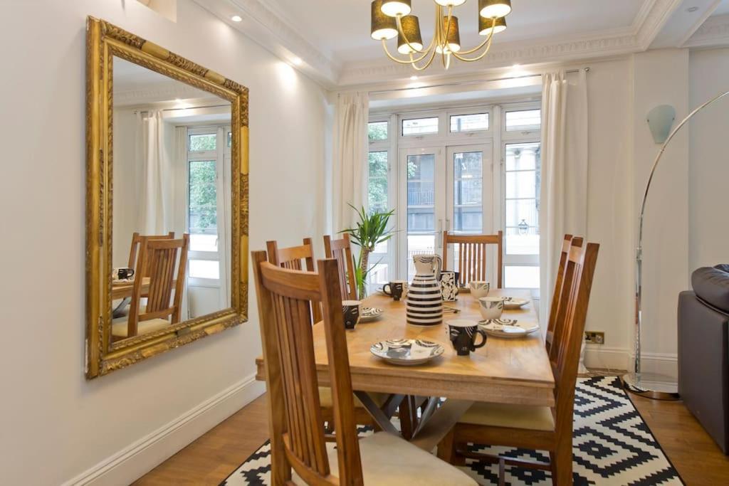 Huge Hyde Park Of Ca. 300 Sqm Apartment