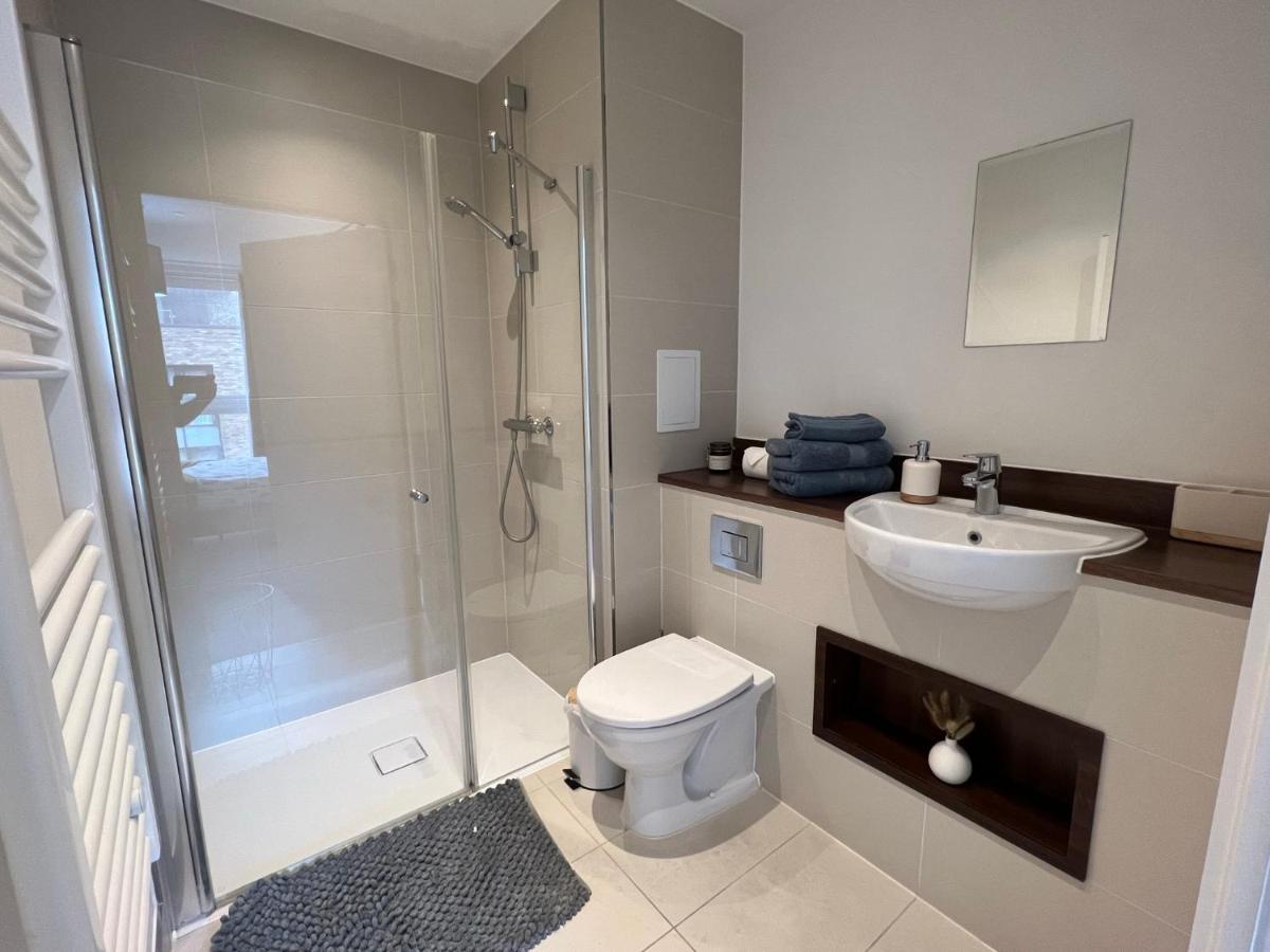 Apartment Modern 2br 2ba Wparking Sleeps 6 Comfortably *