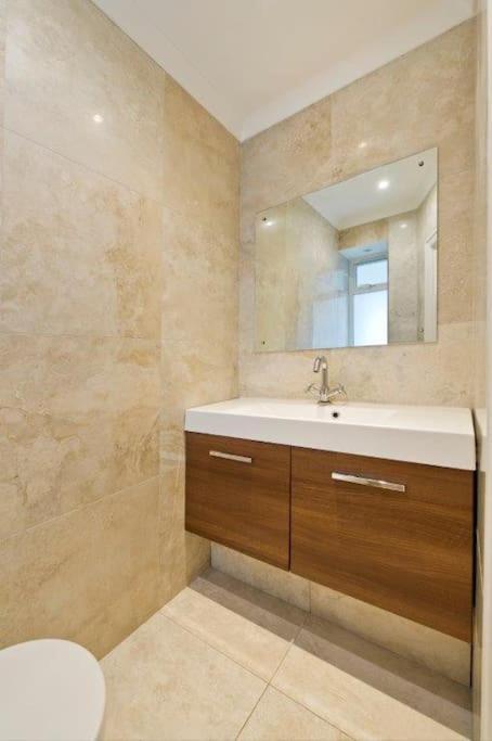 Huge Hyde Park Of Ca. 300 Sqm