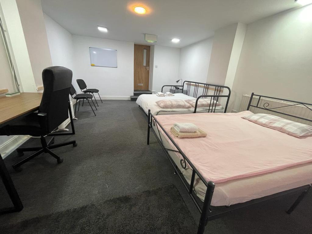 Acomodação com café da manhã  2 Mins To Euston Station, Triple Bedroom With Private Bathroom C *